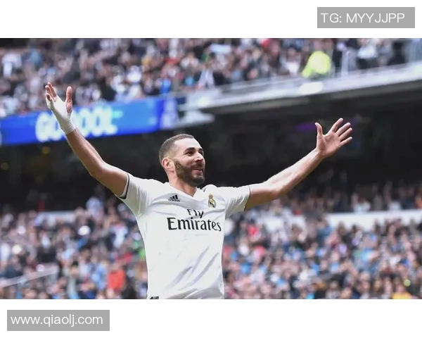 本泽马的传奇之路:从青涩小将到世界足球巨星的蜕变与辉煌 本泽马的传奇之路:从青涩小将到世界足球巨星的蜕变与辉煌