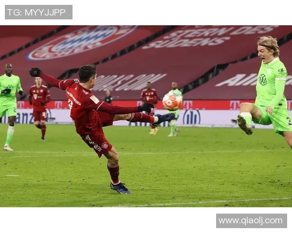 莱万欧冠表现惊艳10场打入12球射手榜领跑金靴在望 莱万欧冠表现惊艳10场打入12球射手榜领跑金靴在望